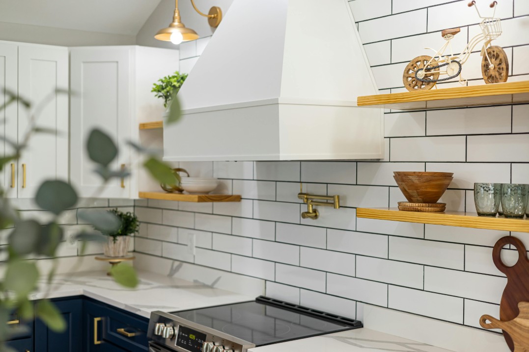 Kitchen remodel interior design details - Flattop stove with open shelves
