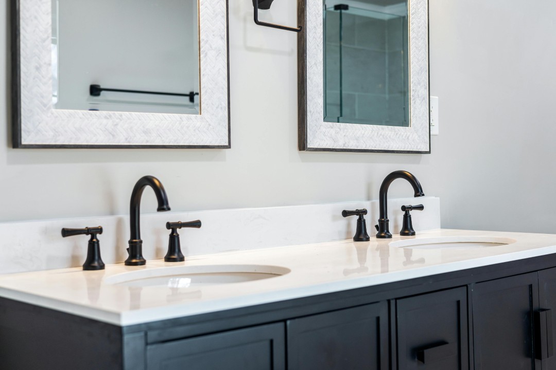 Lindsay Thomas Interiors - Bathroom renovation with matte black hardware