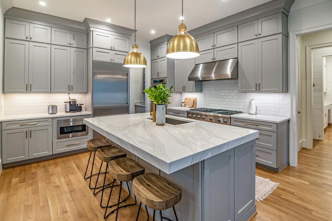 Lindsay Thomas Interiors - Kitchen remodel with island seating and pendant lights
