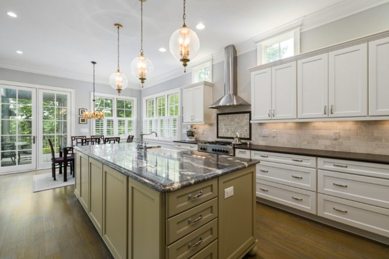 Lindsay Thomas Interiors - Kitchen renovation with custom island